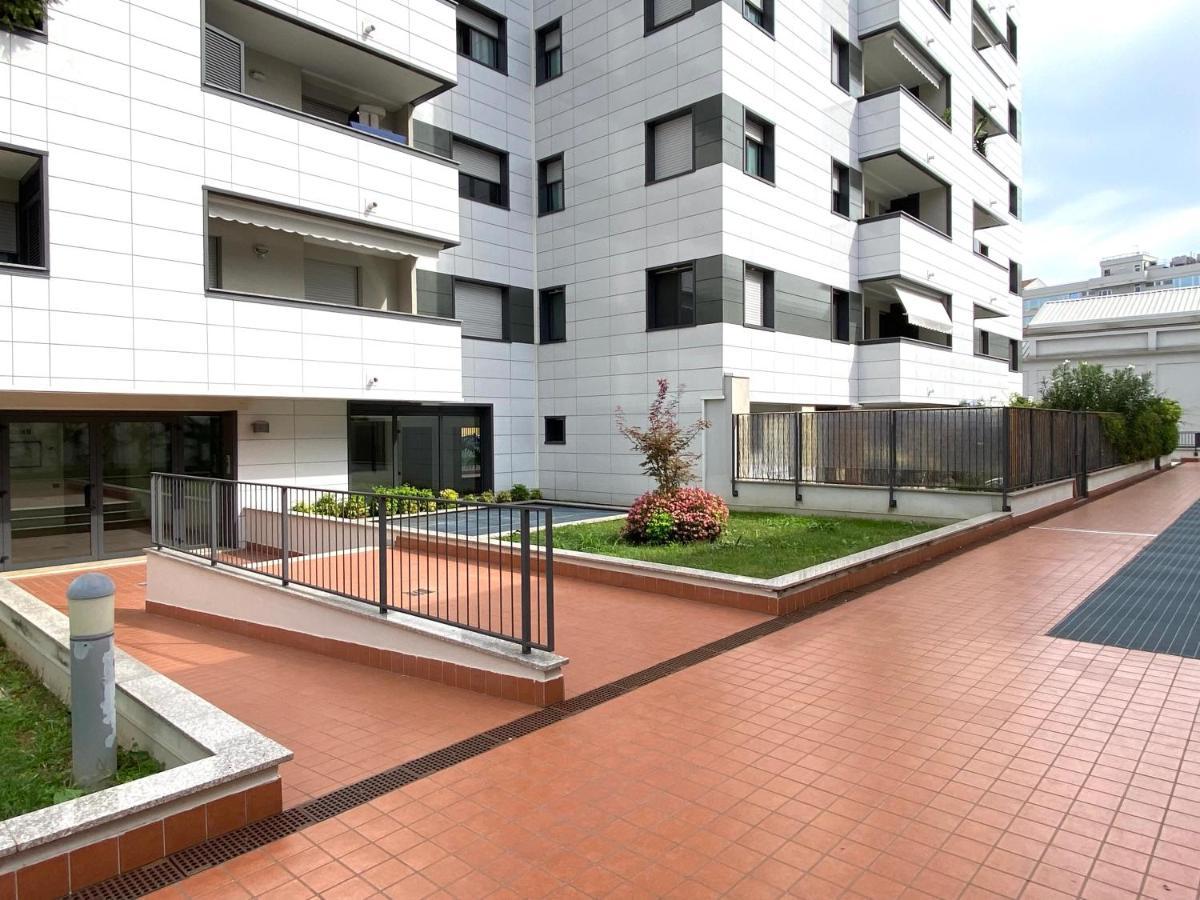 Appartamento Sulla Metro 3 Gialla Maciachini Milan Bagian luar foto